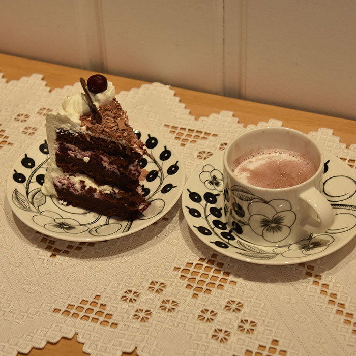 Sjokoladekake med kirsebær Ingredienser: Kakebunnen: 400 g Sukker (ca. 5 dl) 325 g Hvetemel (ca. 2 dl) 80 g Kakaopulver (ca. 2 ½ dl) 2 ts Bakepulver 2 ts Vaniljesukker 225 g Smør ½ dl Olje (nøytral) 4 Egg (romtempererte) 2 ¼ dl Melk 2 ¼ dl Kaffe (varm) Kirsebærfyll: 425 g Kirsebær 1 dl Sukker 3 dl Vann 2 ss Maisenna Topping og dekorasjon: Eller tynt lag med krem og sjokolade drypp over 100 g Kokesjokolade 8-10 Kirsebær 6 dl Kremfløte (pisket) ½ dl Sukker https://heidisboble.no/ @heidisboble