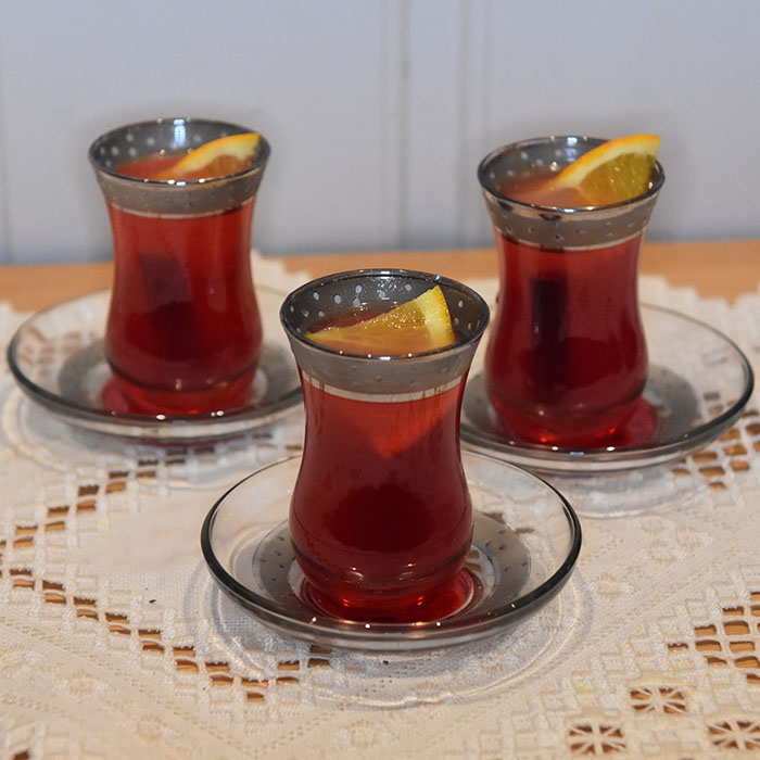 Krydret eplecider Ingredienser: 10 dl Eplecider 1 Appelsin (skall og saft) 1 Sitron (skall og saft) 1 ts Kardemommekjerner 3 Nelikspiker 1 Kanelstang 1 ss Honning https://heidisboble.no/ @heidisboble