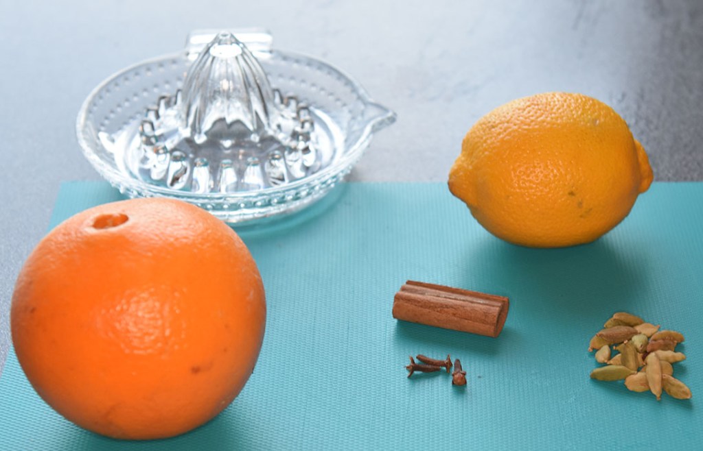 Krydret eplecider Ingredienser: 10 dl Eplecider 1 Appelsin (skall og saft) 1 Sitron (skall og saft) 1 ts Kardemommekjerner 3 Nelikspiker 1 Kanelstang 1 ss Honning https://heidisboble.no/ @heidisboble