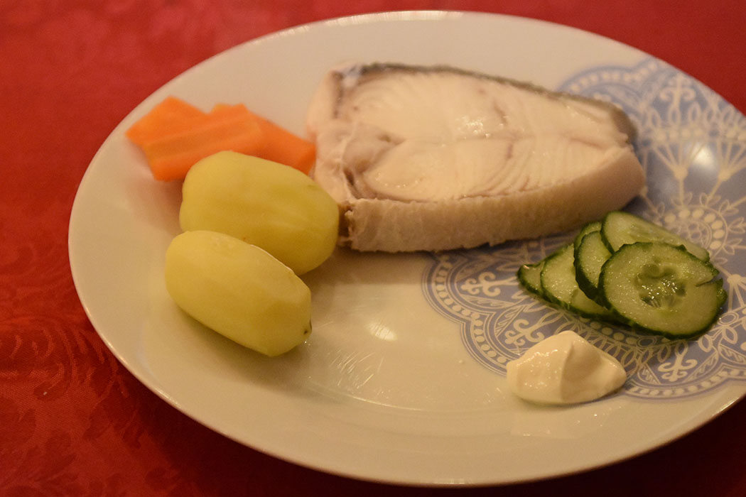 Kokt kveite med agurksalat Ingredienser: 800 g Kveite i skiver 2 liter Vann 2 dl Salt 8 - 12 Poteter 4 Gulerøtter Agurksalat Smør (smeltet) Rømme https://heidisboble.no/ @heidisboble