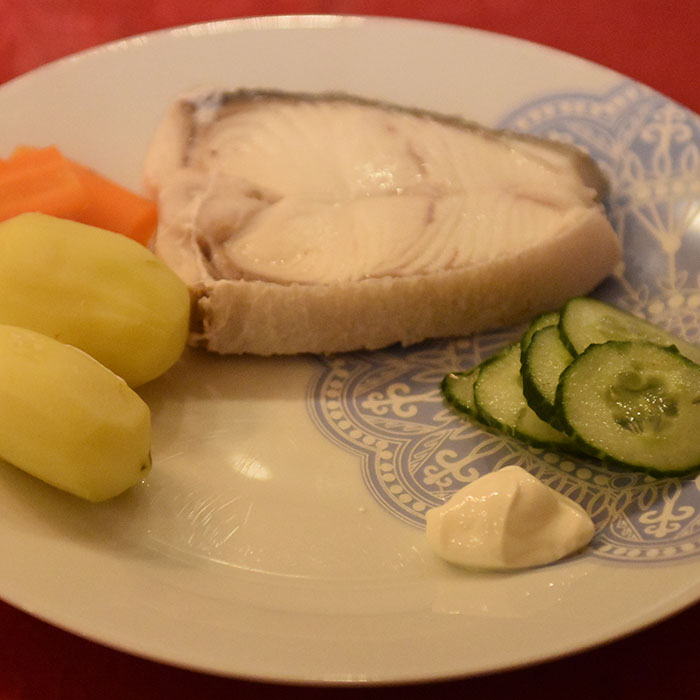 Kokt kveite med agurksalat Ingredienser: 800 g Kveite i skiver 2 liter Vann 2 dl Salt 8 - 12 Poteter 4 Gulerøtter Agurksalat Smør (smeltet) Rømme https://heidisboble.no/ @heidisboble