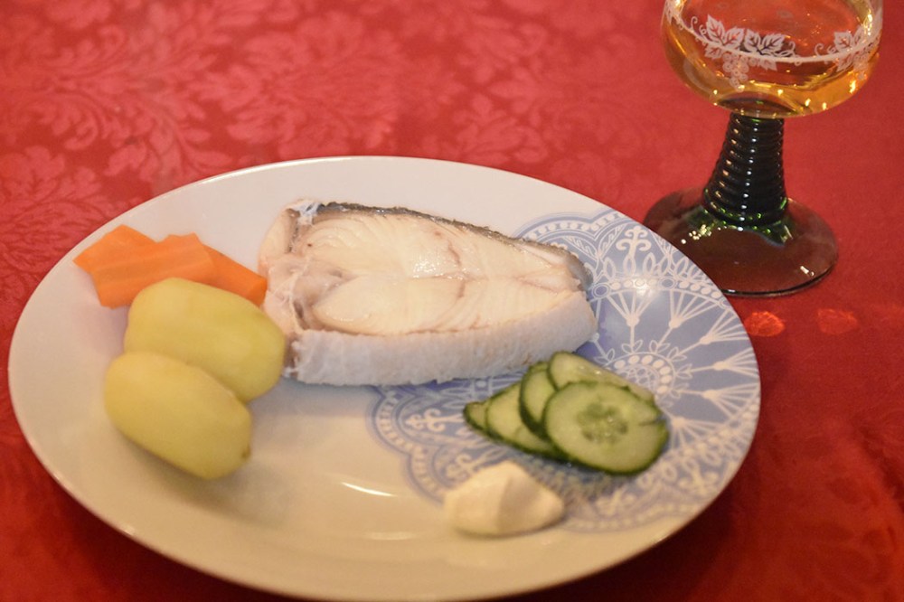 Kokt kveite med agurksalat Ingredienser: 800 g Kveite i skiver 2 liter Vann 2 dl Salt 8 - 12 Poteter 4 Gulerøtter Agurksalat Smør (smeltet) Rømme https://heidisboble.no/ @heidisboble