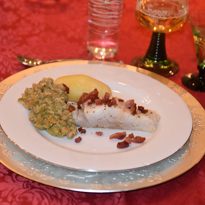 Lutefisk Ingredienser: 5 kg Lutefisk 5 ss Salt 1 ss Pepper 750 g - 1kg Bacon (i terninger) 1.5 – 2 kg Poteter Ertestuing 1 kg Erter (grønne, tørkete) 2 l Vann 1 ss Hvetemel 2 dl Fløte 200 g Smør 1 ss Salt 1 ts Pepper https://heidisboble.no/ @heidisboble