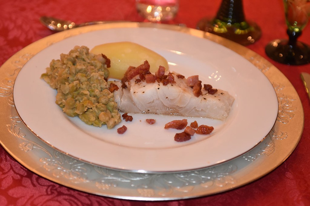 Lutefisk Ingredienser: 5 kg Lutefisk 5 ss Salt 1 ss Pepper 750 g - 1kg Bacon (i terninger) 1.5 – 2 kg Poteter Ertestuing 1 kg Erter (grønne, tørkete) 2 l Vann 1 ss Hvetemel 2 dl Fløte 200 g Smør 1 ss Salt 1 ts Pepper https://heidisboble.no/ @heidisboble