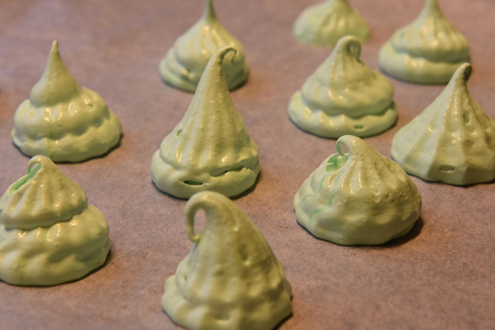 Marengs juletrær Ingredienser: 2 Eggehviter (romtempererte) 120 g Sukker 1 ts Sitronsaft 1 ts Maisenna Grønn konditorfarge https://heidisboble.no/ @heidisboble