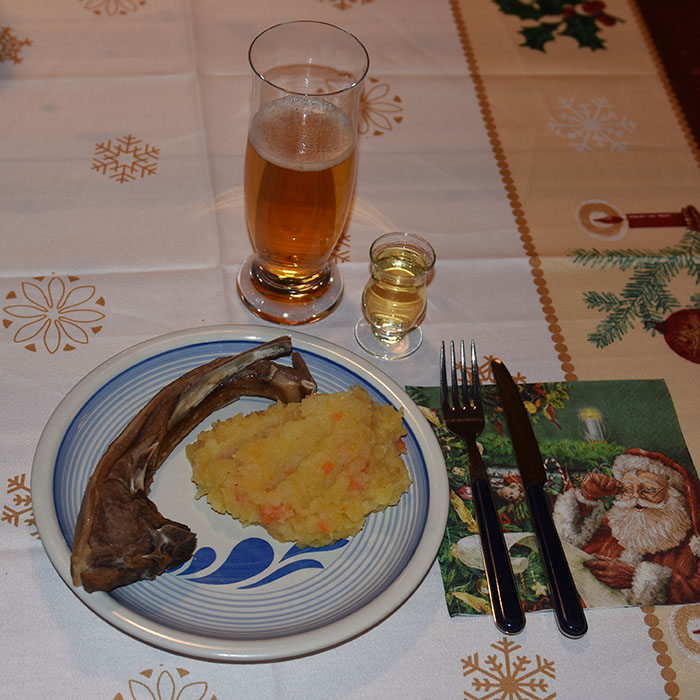 Pinnekjøtt Ingredienser: 1 – 1 ½ kg Pinnekjøtt Pølser Kålrotstappe: 1 Kålrot (middels/stor) 1-2 Gulerøtter 6-8 Poteter Smør Kraft eller buljonpulver Salt og pepper (gjerne nykvernet) Beregn ca 350 - 450 g pinnekjøtt pr person https://heidisboble.no/ @heidisboble