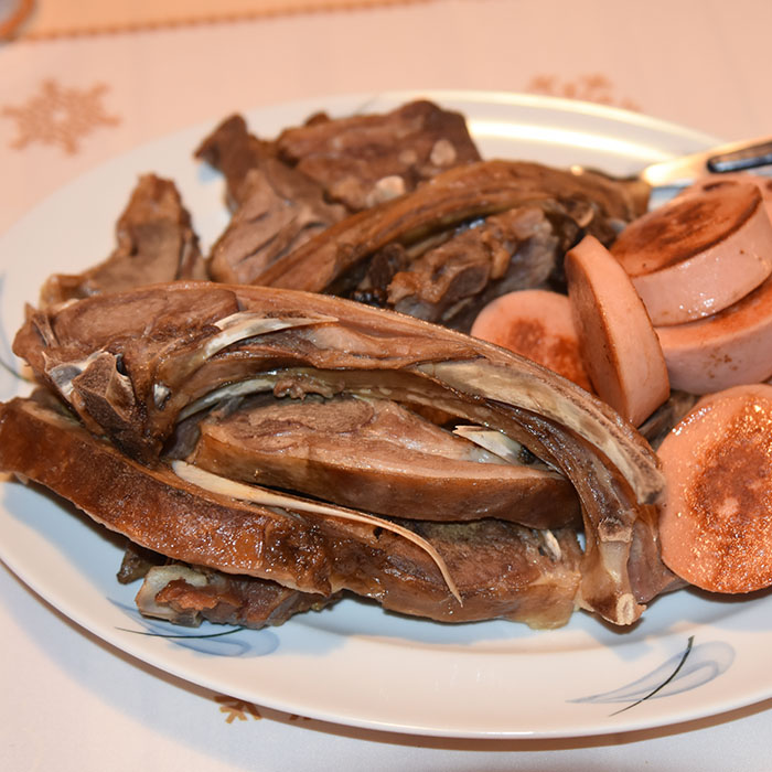 Pinnekjøtt Ingredienser: 1 – 1 ½ kg Pinnekjøtt Pølser Kålrotstappe: 1 Kålrot (middels/stor) 1-2 Gulerøtter 6-8 Poteter Smør Kraft eller buljonpulver Salt og pepper (gjerne nykvernet) Beregn ca 350 - 450 g pinnekjøtt pr person https://heidisboble.no/ @heidisboble