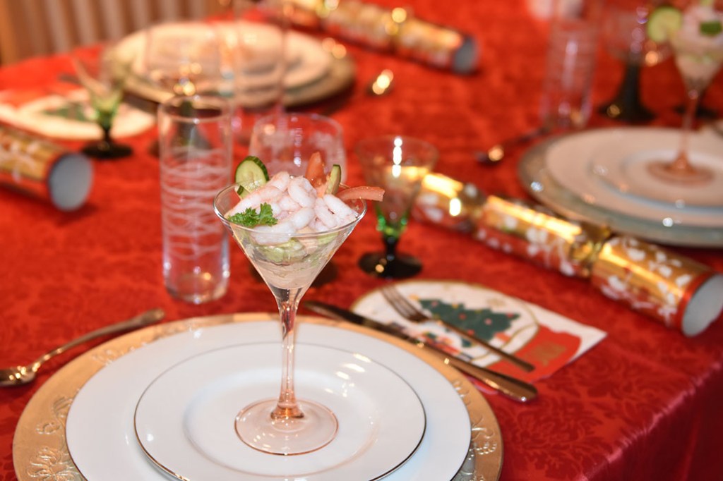 Rekecocktail Ingredienser: 400 g Reker ¼ Salathode 12 Cherrytomater ½ Agurk ½ Paprika (rød) 1 Sitron (båter) Dressing: 3 ss Kremfløte 3 ss Majones 3 ss Ketchup 1 ts Worcestershiresaus 1 Sitron (presset) ½ ts Paprika pulver Salt og pepper Dill https://heidisboble.no/ @heidisboble