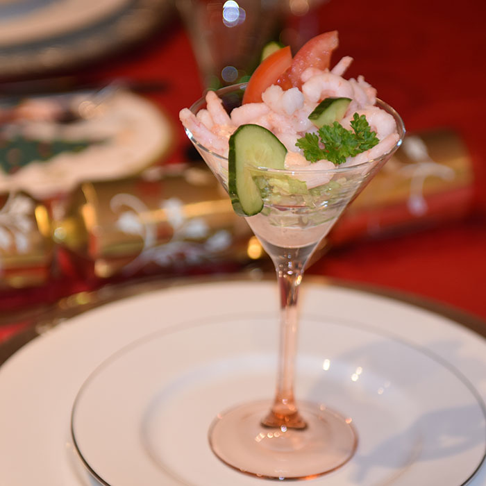 Rekecocktail Ingredienser: 400 g Reker ¼ Salathode 12 Cherrytomater ½ Agurk ½ Paprika (rød) 1 Sitron (båter) Dressing: 3 ss Kremfløte 3 ss Majones 3 ss Ketchup 1 ts Worcestershiresaus 1 Sitron (presset) ½ ts Paprika pulver Salt og pepper Dill https://heidisboble.no/ @heidisboble