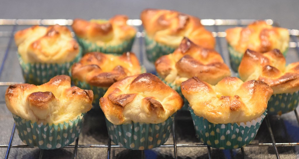 Vaniljeboller Ingredienser: ½ pk Gjær 100 g Smør 3 dl Melk 2 krm Salt 1 dl Sukker 1 ts Kardemomme 9 – 10 dl Hvetemel Fyll: 75 g Smør 5 ss Sukker 2 ½ ss Vaniljesukker https://heidisboble.no/ @heidisboble