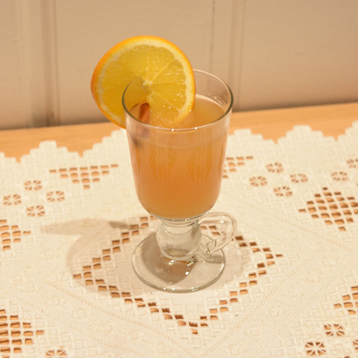 Krydret eplecider Ingredienser: 10 dl Eplecider 1 Appelsin (skall og saft) 1 Sitron (skall og saft) 1 ts Kardemommekjerner 3 Nelikspiker 1 Kanelstang 1 ss Honning https://heidisboble.no/ @heidisboble