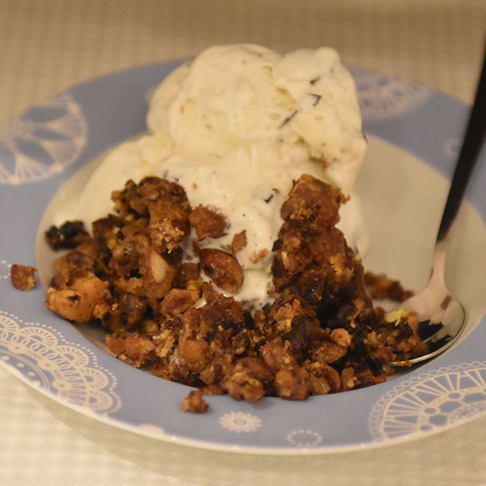 Rike riddere med julekake Ingredienser: 4 skiver Julekake 1 Egg 4 ss Melk Smør Tilbehør – valgfritt: 2 kuler Is krem https://heidisboble.no/ @heidisboble