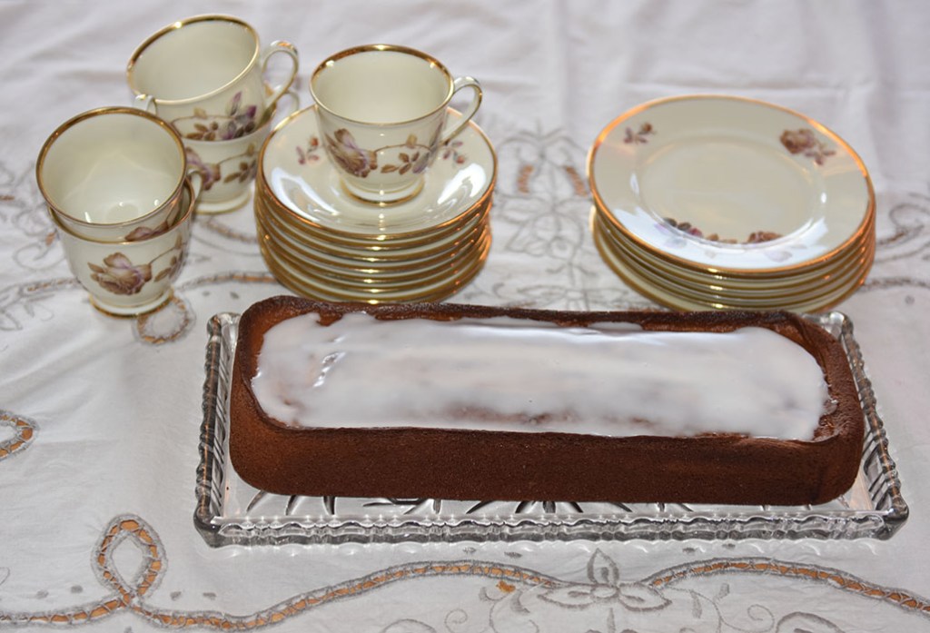 Appelsinkake med yoghurt (enkel) Ingredienser: 3 Egg 300 g Yoghurt 1 dl Olje (nøytral) 1 Appelsin (skall og saft ca 1 dl) 100 g Sukker 200 g Hvetemel 2 ½ ts Bakepulver 2 ts Vaniljesukker ½ ts Salt Topping: Melis (valgfritt) https://heidisboble.no/ @heidisboble