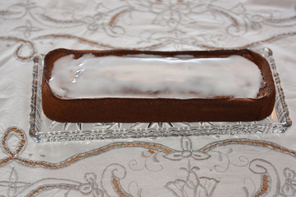 Appelsinkake med yoghurt (enkel) Ingredienser: 3 Egg 300 g Yoghurt 1 dl Olje (nøytral) 1 Appelsin (skall og saft ca 1 dl) 100 g Sukker 200 g Hvetemel 2 ½ ts Bakepulver 2 ts Vaniljesukker ½ ts Salt Topping: Melis (valgfritt) https://heidisboble.no/ @heidisboble