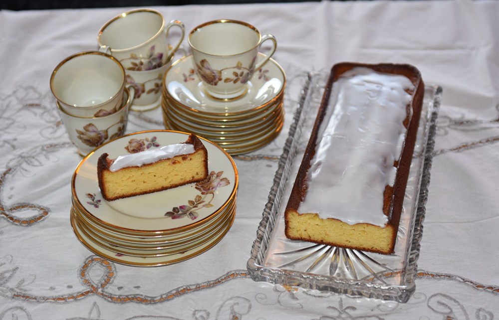 Appelsinkake med yoghurt (enkel) Ingredienser: 3 Egg 300 g Yoghurt 1 dl Olje (nøytral) 1 Appelsin (skall og saft ca 1 dl) 100 g Sukker 200 g Hvetemel 2 ½ ts Bakepulver 2 ts Vaniljesukker ½ ts Salt Topping: Melis (valgfritt) https://heidisboble.no/ @heidisboble