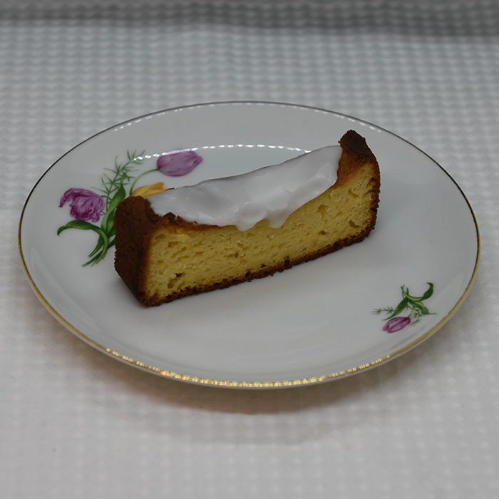 Appelsinkake med yoghurt (enkel) Ingredienser: 3 Egg 300 g Yoghurt 1 dl Olje (nøytral) 1 Appelsin (skall og saft ca 1 dl) 100 g Sukker 200 g Hvetemel 2 ½ ts Bakepulver 2 ts Vaniljesukker ½ ts Salt Topping: Melis (valgfritt) https://heidisboble.no/ @heidisboble