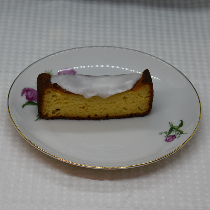 Appelsinkake med yoghurt (enkel) Ingredienser: 3 Egg 300 g Yoghurt 1 dl Olje (nøytral) 1 Appelsin (skall og saft ca 1 dl) 100 g Sukker 200 g Hvetemel 2 ½ ts Bakepulver 2 ts Vaniljesukker ½ ts Salt Topping: Melis (valgfritt) https://heidisboble.no/ @heidisboble