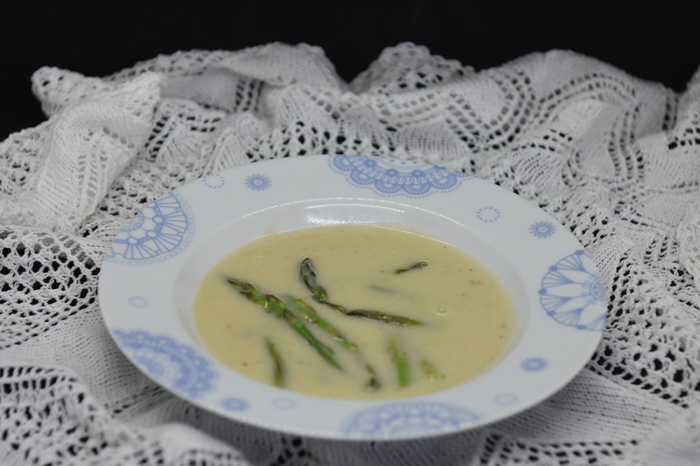 Aspargessuppe Ingredienser: 1 bunt Asparges 5 dl Grønnsakkraft (Evnt. buljong + vann) 2 ss Hvetemel ½ dl Melk ½ dl Fløte Salt, pepper https://heidisboble.no/ @heidisboble