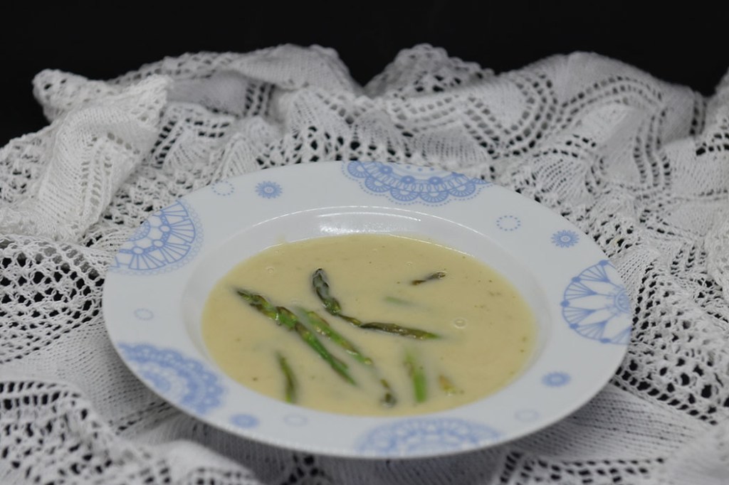 Aspargessuppe Ingredienser: 1 bunt Asparges 5 dl Grønnsakkraft (Evnt. buljong + vann) 2 ss Hvetemel ½ dl Melk ½ dl Fløte Salt, pepper https://heidisboble.no/ @heidisboble