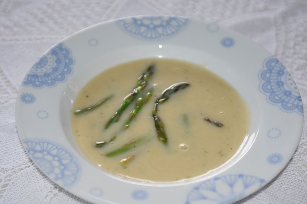 Aspargessuppe Ingredienser: 1 bunt Asparges 5 dl Grønnsakkraft (Evnt. buljong + vann) 2 ss Hvetemel ½ dl Melk ½ dl Fløte Salt, pepper https://heidisboble.no/ @heidisboble