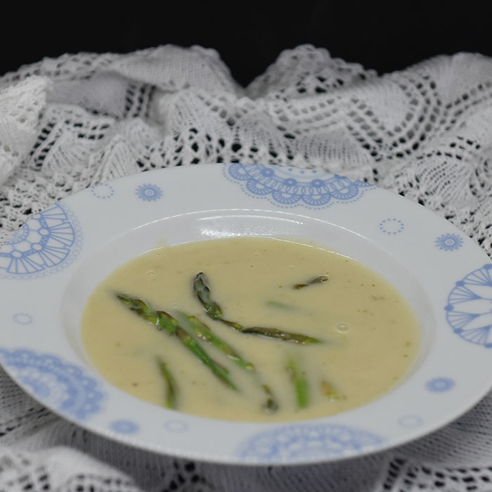 Aspargessuppe Ingredienser: 1 bunt Asparges 5 dl Grønnsakkraft (Evnt. buljong + vann) 2 ss Hvetemel ½ dl Melk ½ dl Fløte Salt, pepper https://heidisboble.no/ @heidisboble