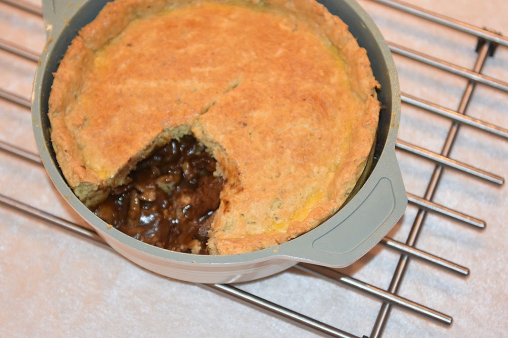 Biff Pai med Porter Ingredienser: 750 g Mørbrad (ferdig mørent) 3 ss Hvetemel 1 ts Sennep Salt og pepper 2 Løk (hakket) 2 fedd Hvitløk (hakket) 5 dl Porter (eller annet mørkt øl) 2 ss Worcestershire sauce 2 Laubærblader 1 ts Timian 1 ts Brunt sukker (mykt) 250 g Sjampinjonger Smør til steking Paideig: 250 g Hvetemel 2 ½ ts Bakepulver 1 ½ ts Salt 1 ts Timian Pepper (nykvernet) 125 g Margarin (raspet) 10-12 ss Vann https://heidisboble.no/ @heidisboble