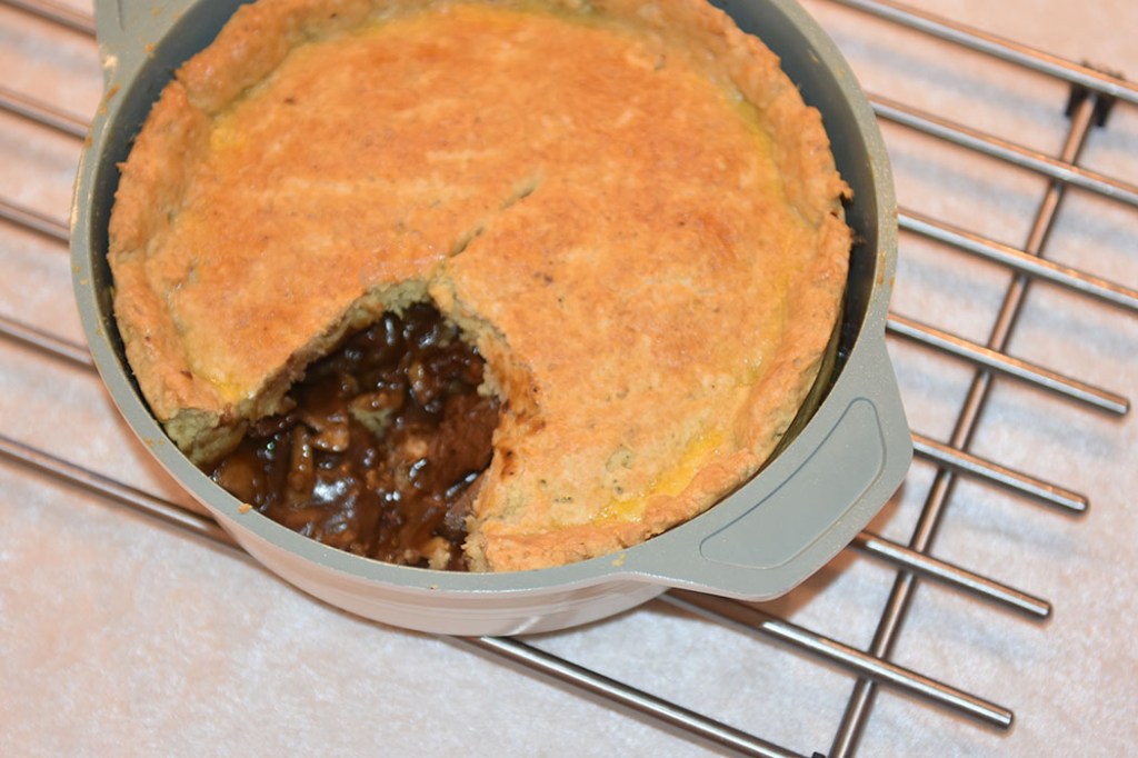 Biff Pai med Porter Ingredienser: 750 g Mørbrad (ferdig mørent) 3 ss Hvetemel 1 ts Sennep Salt og pepper 2 Løk (hakket) 2 fedd Hvitløk (hakket) 5 dl Porter (eller annet mørkt øl) 2 ss Worcestershire sauce 2 Laubærblader 1 ts Timian 1 ts Brunt sukker (mykt) 250 g Sjampinjonger Smør til steking Paideig: 250 g Hvetemel 2 ½ ts Bakepulver 1 ½ ts Salt 1 ts Timian Pepper (nykvernet) 125 g Margarin (raspet) 10-12 ss Vann https://heidisboble.no/ @heidisboble