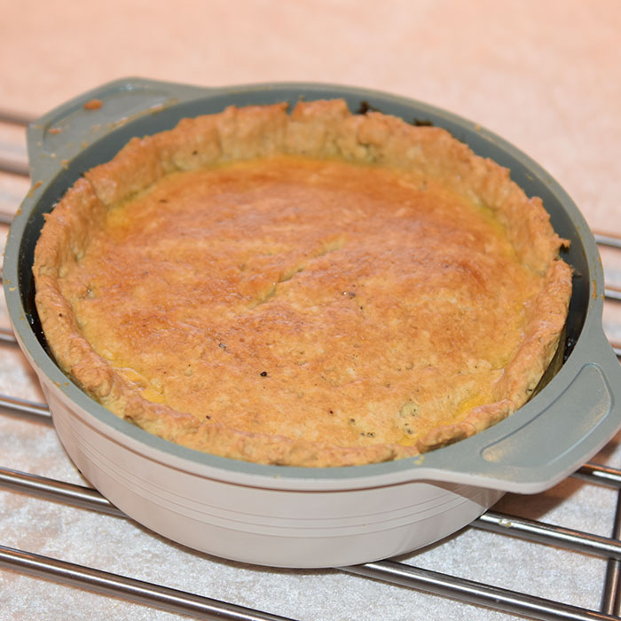 Biff Pai med Porter Ingredienser: 750 g Mørbrad (ferdig mørent) 3 ss Hvetemel 1 ts Sennep Salt og pepper 2 Løk (hakket) 2 fedd Hvitløk (hakket) 5 dl Porter (eller annet mørkt øl) 2 ss Worcestershire sauce 2 Laubærblader 1 ts Timian 1 ts Brunt sukker (mykt) 250 g Sjampinjonger Smør til steking Paideig: 250 g Hvetemel 2 ½ ts Bakepulver 1 ½ ts Salt 1 ts Timian Pepper (nykvernet) 125 g Margarin (raspet) 10-12 ss Vann https://heidisboble.no/ @heidisboble