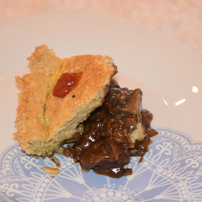 Biff Pai med Porter Ingredienser: 750 g Mørbrad (ferdig mørent) 3 ss Hvetemel 1 ts Sennep Salt og pepper 2 Løk (hakket) 2 fedd Hvitløk (hakket) 5 dl Porter (eller annet mørkt øl) 2 ss Worcestershire sauce 2 Laubærblader 1 ts Timian 1 ts Brunt sukker (mykt) 250 g Sjampinjonger Smør til steking Paideig: 250 g Hvetemel 2 ½ ts Bakepulver 1 ½ ts Salt 1 ts Timian Pepper (nykvernet) 125 g Margarin (raspet) 10-12 ss Vann https://heidisboble.no/ @heidisboble