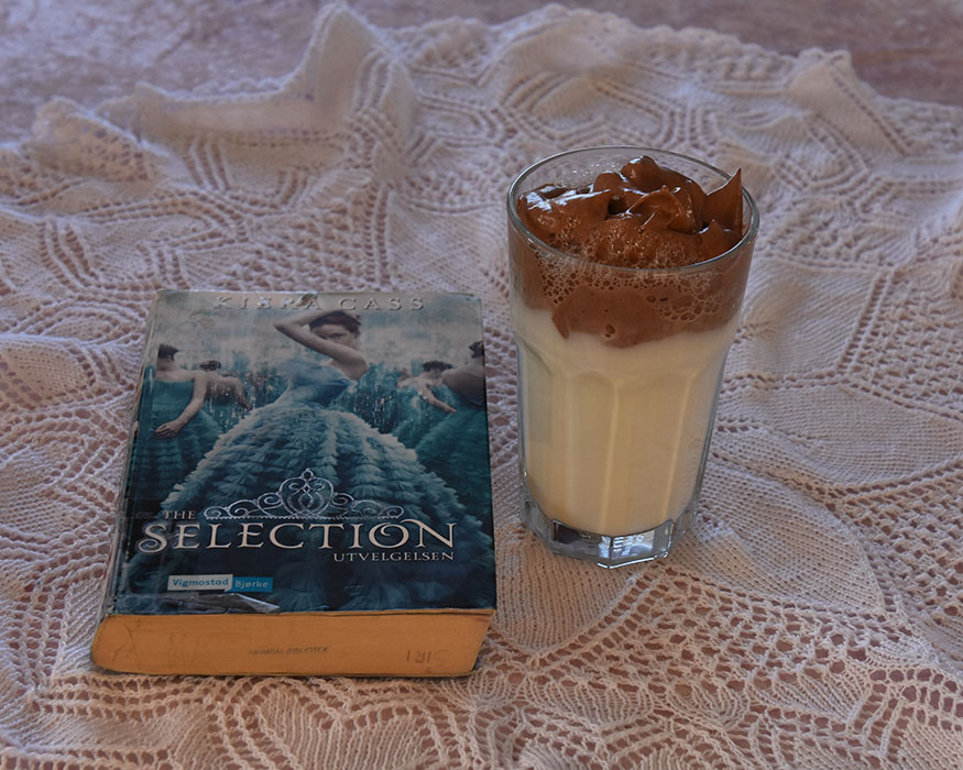 Cass, Kiera (2016) «Utvelgelsen», Vigmostad Bjørke OG Dalgona varm sjokolade Ingredienser: 1 Eggehvite 1 ss Sukker ½ ss Kakaopulver (usukret) 5 dl Melk https://heidisboble.no/ @heidisboble