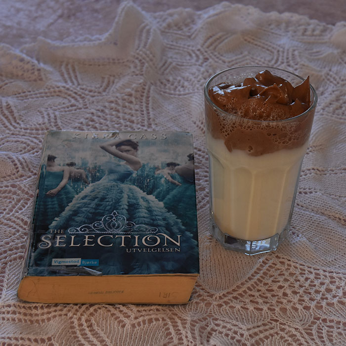 Cass, Kiera (2016) «Utvelgelsen», Vigmostad Bjørke OG Dalgona varm sjokolade Ingredienser: 1 Eggehvite 1 ss Sukker ½ ss Kakaopulver (usukret) 5 dl Melk https://heidisboble.no/ @heidisboble