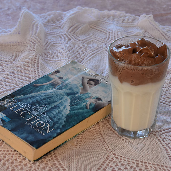 Cass, Kiera (2016) «Utvelgelsen», Vigmostad Bjørke OG Dalgona varm sjokolade Ingredienser: 1 Eggehvite 1 ss Sukker ½ ss Kakaopulver (usukret) 5 dl Melk https://heidisboble.no/ @heidisboble