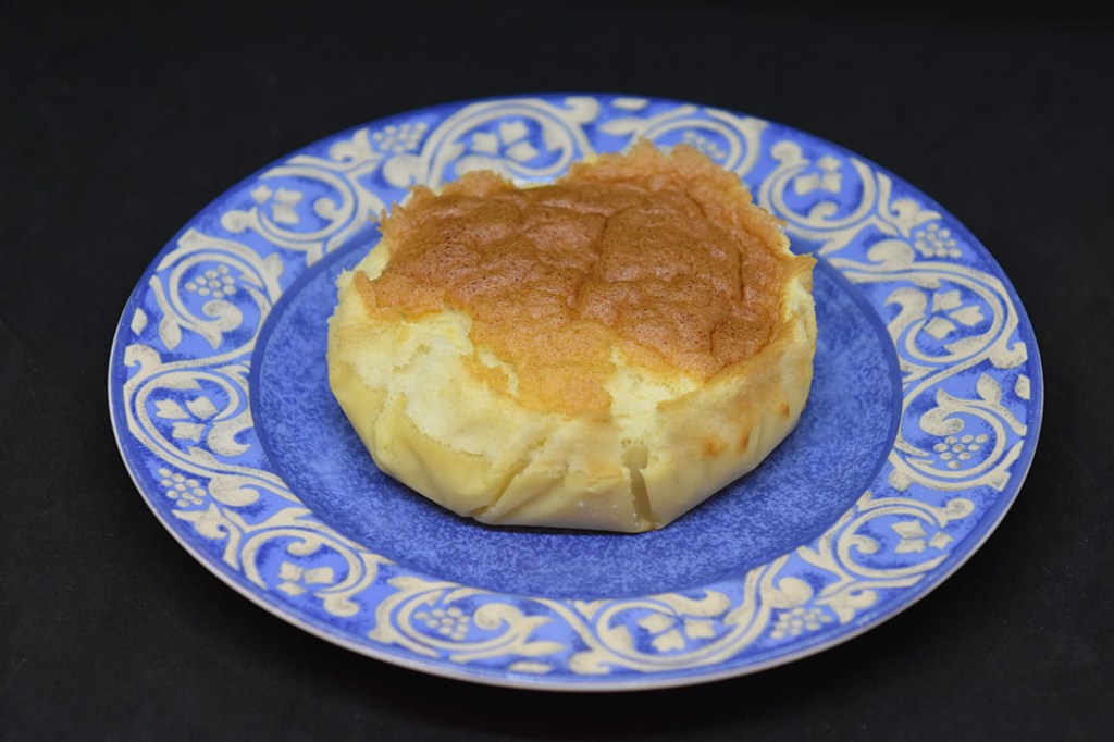 Vaniljekake på magisk vis Ingredienser: 4 Egg (delte) 2 dl Sukker 125 g Smør (smeltet) 2 ts Vaniljesukker 2 dl Hvetemel 5 dl Melk (lunken) https://heidisboble.no/ @heidisboble