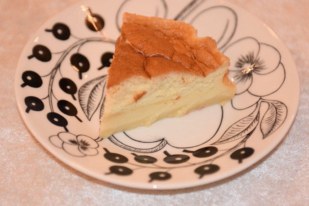 Vaniljekake på magisk vis Ingredienser: 4 Egg (delte) 2 dl Sukker 125 g Smør (smeltet) 2 ts Vaniljesukker 2 dl Hvetemel 5 dl Melk (lunken) https://heidisboble.no/ @heidisboble