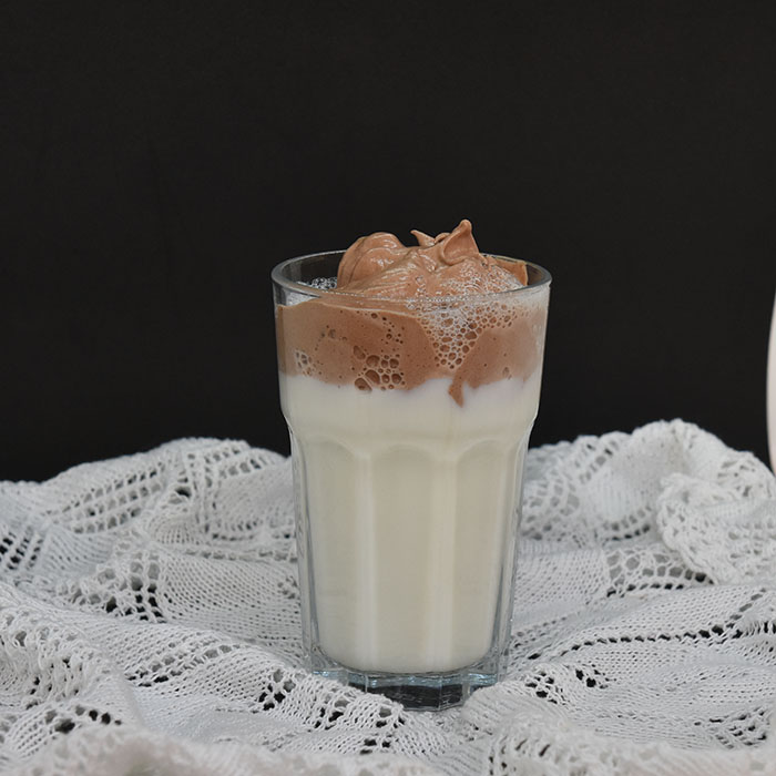 Dalgona varm sjokolade Ingredienser: 1 Eggehvite 1 ss Sukker ½ ss Kakaopulver (usukret) 5 dl Melk https://heidisboble.no/ @heidisboble