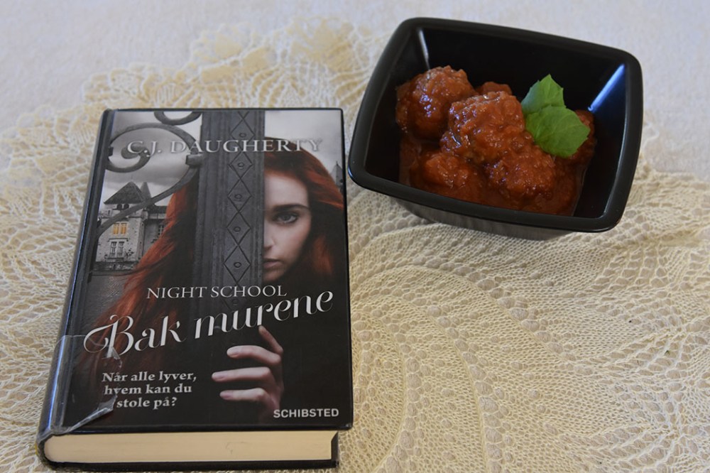 Daugherty, C.J. (2015) a«Night School – Bak murene», Schribsted Forlag OG Spanske kjøttboller Ingredienser: Kjøttboller 300 g Karbonadedeig 3 fedd Hvitløk 1 dl Tørket brød (raspet) 1 ts Korinader 1 ts Muskatt 1 ts Spiskummen 1 klype Kanel 1 Egg 2 ss Olivenolje Tomatsaus 1 ss Olje (oliven) 1 Løk (finhakket) 2 fedd Hvitløk 1 ½ dl Hvitvin (tørr) 400 g Tomater (hermetiske) 1 ss Tomatpure 1 ½ dl Buljong (kylling) ½ ts Kajennepepper https://heidisboble.no/ @heidisboble