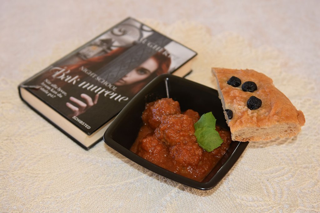 Daugherty, C.J. (2015) a«Night School – Bak murene», Schribsted Forlag OG Spanske kjøttboller Ingredienser: Kjøttboller 300 g Karbonadedeig 3 fedd Hvitløk 1 dl Tørket brød (raspet) 1 ts Korinader 1 ts Muskatt 1 ts Spiskummen 1 klype Kanel 1 Egg 2 ss Olivenolje Tomatsaus 1 ss Olje (oliven) 1 Løk (finhakket) 2 fedd Hvitløk 1 ½ dl Hvitvin (tørr) 400 g Tomater (hermetiske) 1 ss Tomatpure 1 ½ dl Buljong (kylling) ½ ts Kajennepepper https://heidisboble.no/ @heidisboble