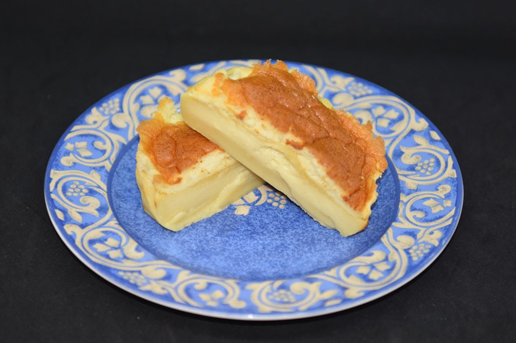 Vaniljekake på magisk vis Ingredienser: 4 Egg (delte) 2 dl Sukker 125 g Smør (smeltet) 2 ts Vaniljesukker 2 dl Hvetemel 5 dl Melk (lunken) https://heidisboble.no/ @heidisboble