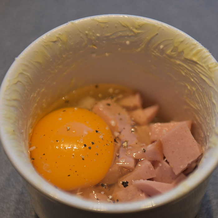 Egg i porsjonsform med pølse Ingredienser: 100 -150 g Pølse (biter) 1 ss Smør 4 Egg ½ - 1 ts Salt ¼ - ½ ts Pepper https://heidisboble.no/ @heidisboble