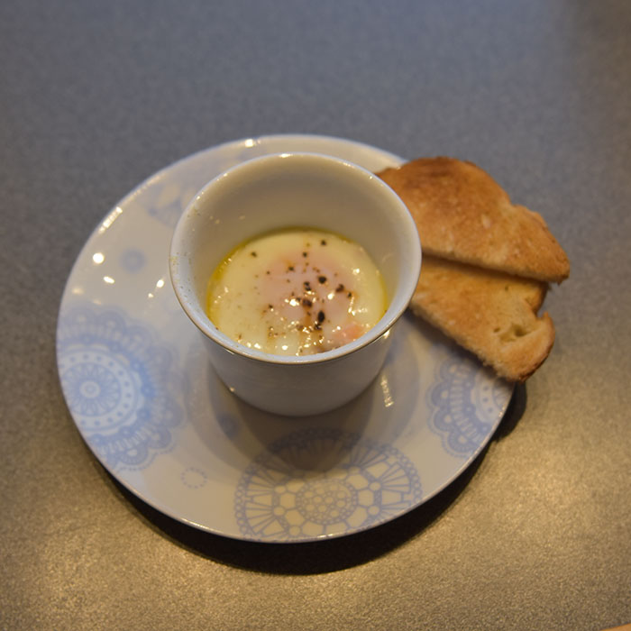 Egg i porsjonsform med laks Ingredienser: 150 g Røkelaks 1 ss Smør 4 Egg ½ - 1 ts Salt ¼ - ½ ts Pepper https://heidisboble.no/ @heidisboble