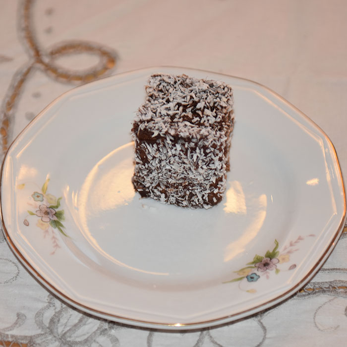 Lamingtons Ingredienser: Kakebunn:: 50 g Smør 1 ¾ dl Sukker 2 ½ dl Hvetemel 3 Egg 2 ts Bakepulver Glasur og pynt: 500 g Melis 2 ss Kakaopulver 6-8 ss Vann (varmt) 500 g Kokos https://heidisboble.no/ @heidisboble