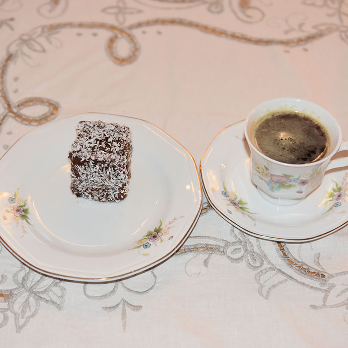 Lamingtons Ingredienser: Kakebunn:: 50 g Smør 1 ¾ dl Sukker 2 ½ dl Hvetemel 3 Egg 2 ts Bakepulver Glasur og pynt: 500 g Melis 2 ss Kakaopulver 6-8 ss Vann (varmt) 500 g Kokos https://heidisboble.no/ @heidisboble