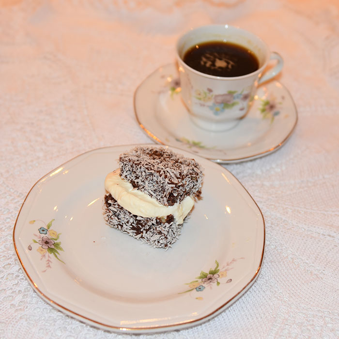 Lamingtons med krem og syltetøy Ingredienser: Kakebunn:: 50 g Smør 1 ¾ dl Sukker 2 ½ dl Hvetemel 3 Egg 2 ts Bakepulver Glasur og pynt: 500 g Melis 2 ss Kakaopulver 6-8 ss Vann (varmt) 500 g Kokos Fyll: Kremfløte (pisket) Syltetøy (Bringebær) https://heidisboble.no/ @heidisboble