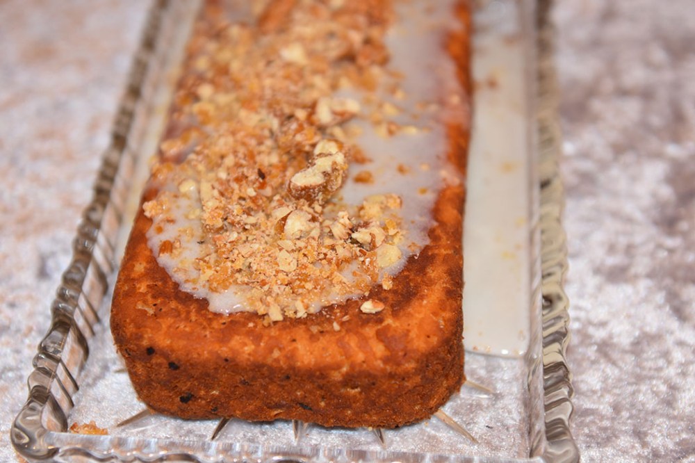 Enkel eplekake med melis og nøtter Ingredienser: 120 g Margarin 120 g Sukker (brunt) 60 g Sukker (hvit) 2 Egg (store) 1 dl Melk 200 g Hvetemel 1 ts Natron 1 ts Kanel ¼ ts Muskatnøtt 4 dl Epler (raspet eller finhakket) Topping: Melis Sitron Kremost Nøtter (ristet og hakket) https://heidisboble.no/ @heidisboble