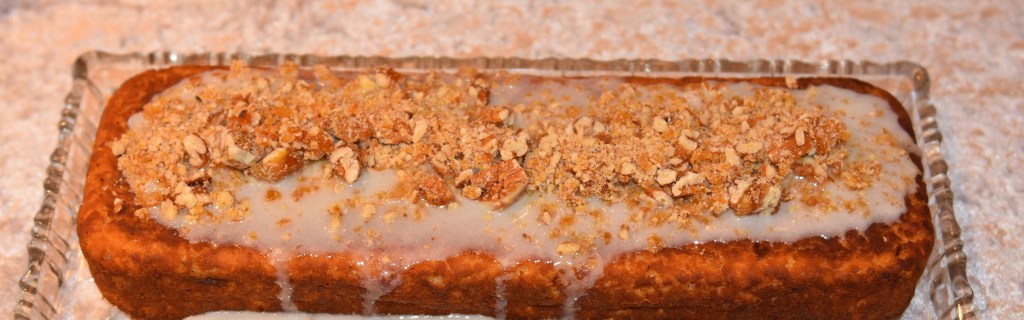 Enkel eplekake med melis og nøtter Ingredienser: 120 g Margarin 120 g Sukker (brunt) 60 g Sukker (hvit) 2 Egg (store) 1 dl Melk 200 g Hvetemel 1 ts Natron 1 ts Kanel ¼ ts Muskatnøtt 4 dl Epler (raspet eller finhakket) Topping: Melis Sitron Kremost Nøtter (ristet og hakket) https://heidisboble.no/ @heidisboble