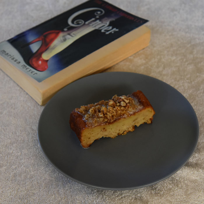 Meyer, Marissa (2017) «Cinder», Vigmostad og Bjørke Enkel eplekake med melis og nøtter Ingredienser: 120 g Margarin 120 g Sukker (brunt) 60 g Sukker (hvit) 2 Egg (store) 1 dl Melk 200 g Hvetemel 1 ts Natron 1 ts Kanel ¼ ts Muskatnøtt 4 dl Epler (raspet eller finhakket) Topping: Melis Sitron Kremost Nøtter (ristet og hakket) https://heidisboble.no/ @heidisboble