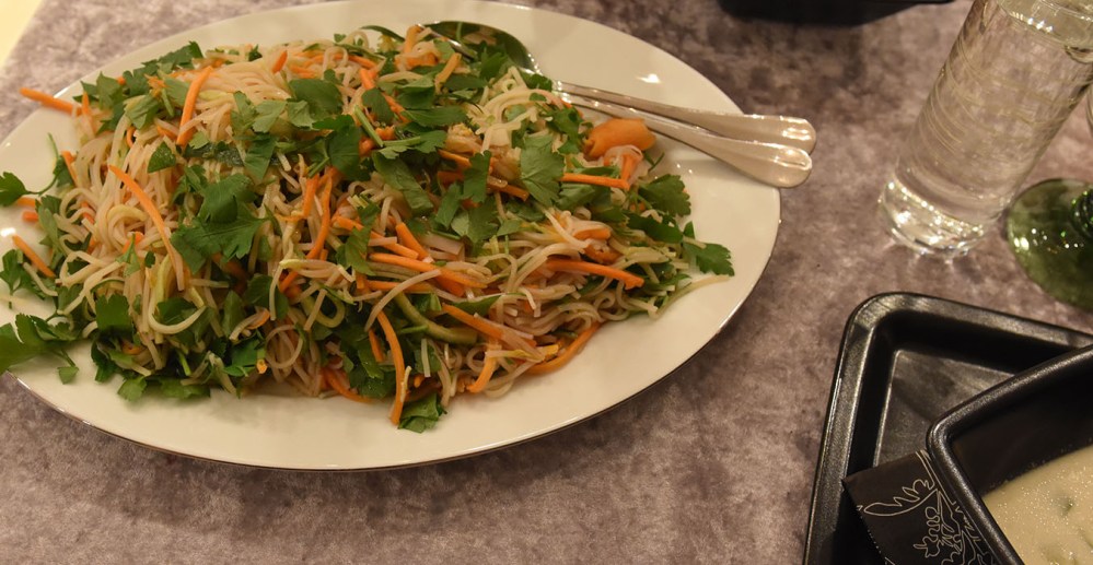 Frisk Asia inspirert nudelsalat Ingredienser: 350 g Glassnudler 2 Gulerøtter (finstrimlet) 2 Agurker (utkjernet og finstrimlet) 4 Vårløk (kuttet) 3 ½ dl bønnespirer ¾ dl Koriander (hakket) Dressing: 1 dl Fiskesaus 1 dl Riseddik 3 ss Sukker 2 fedd Hvitløk (presset) ¼ ss Hakket chili Lime https://heidisboble.no/ @heidisboble