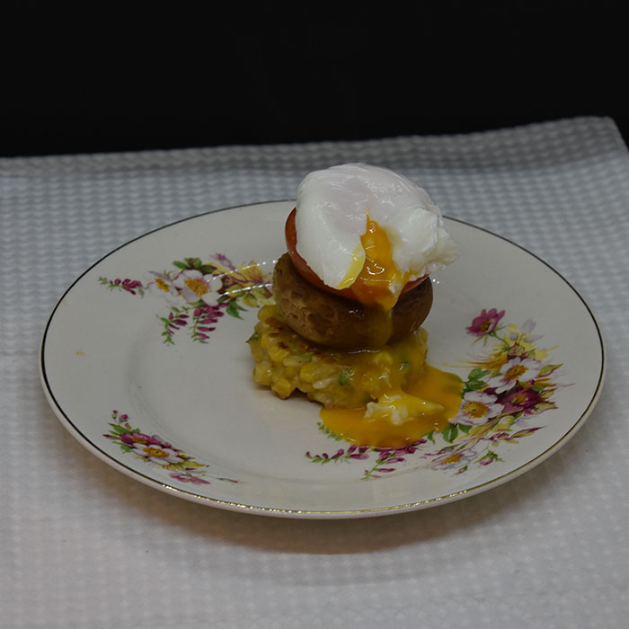 Frokoststabel med mais, sopp og egg Ingredienser: 4 Sjampinjonger (store) 4 Tomater (store, modne) Olivenolje 150 g Maiskorn 200 g Ost (hvit, revet) 2 Vårløk (hakket) 2 ss Persille (fersk, hakket) 2 ss Hvetemel 1 ts Salt Salt, pepper 6 Egg 2 ts Eddik https://heidisboble.no/ @heidisboble