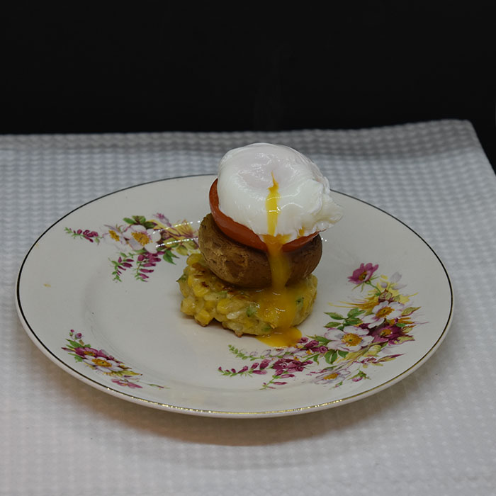 Frokoststabel med mais, sopp og egg Ingredienser: 4 Sjampinjonger (store) 4 Tomater (store, modne) Olivenolje 150 g Maiskorn 200 g Ost (hvit, revet) 2 Vårløk (hakket) 2 ss Persille (fersk, hakket) 2 ss Hvetemel 1 ts Salt Salt, pepper 6 Egg 2 ts Eddik https://heidisboble.no/ @heidisboble