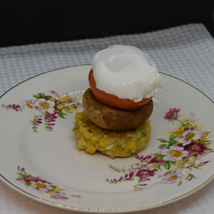 Frokoststabel med mais, sopp og egg Ingredienser: 4 Sjampinjonger (store) 4 Tomater (store, modne) Olivenolje 150 g Maiskorn 200 g Ost (hvit, revet) 2 Vårløk (hakket) 2 ss Persille (fersk, hakket) 2 ss Hvetemel 1 ts Salt Salt, pepper 6 Egg 2 ts Eddik https://heidisboble.no/ @heidisboble